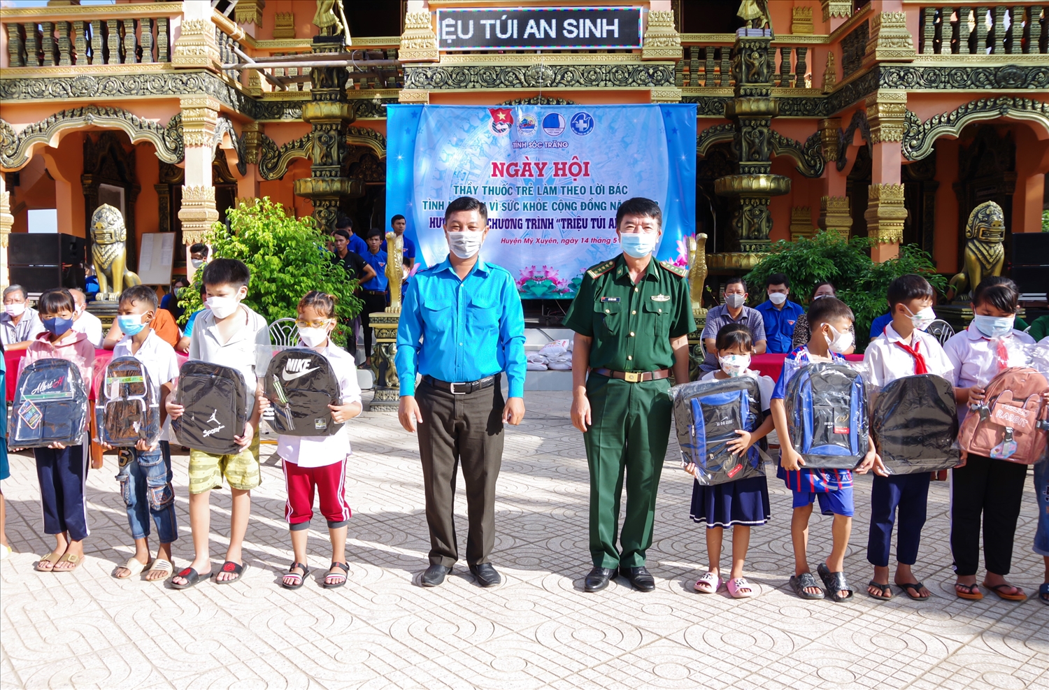 Đại tá Lê Văn Anh, Phó Chính ủy Bộ đội Biên phòng tỉnh và Phó Bí thư Tỉnh đoàn Sóc trăng Lê Minh Dương trao tặng cặp da cho các em học sinh có hoàn cảnh khó khăn
