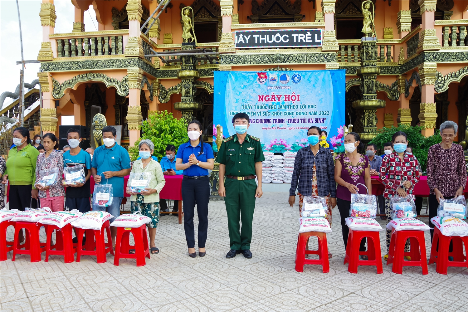 Đại tá Lê Văn Anh, Phó Chính ủy Bộ đội Biên phòng tỉnh và Bí thư Tỉnh đoàn Sóc Trăng Triệu Thị Ngọc Diễm tặng gạo và túi thuốc y tế cho các hộ gia đình Khmer có hoàn cảnh khó khăn