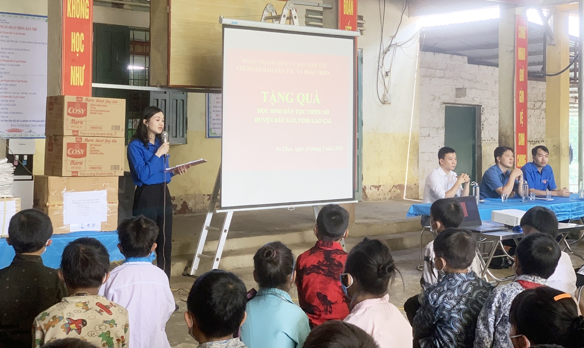 Đồng chí Phạm Thị Thanh Huyền, Bí thư Chi đoàn Báo Dân tộc và Phát triển nói chuyện với học sinh tại các điểm trường