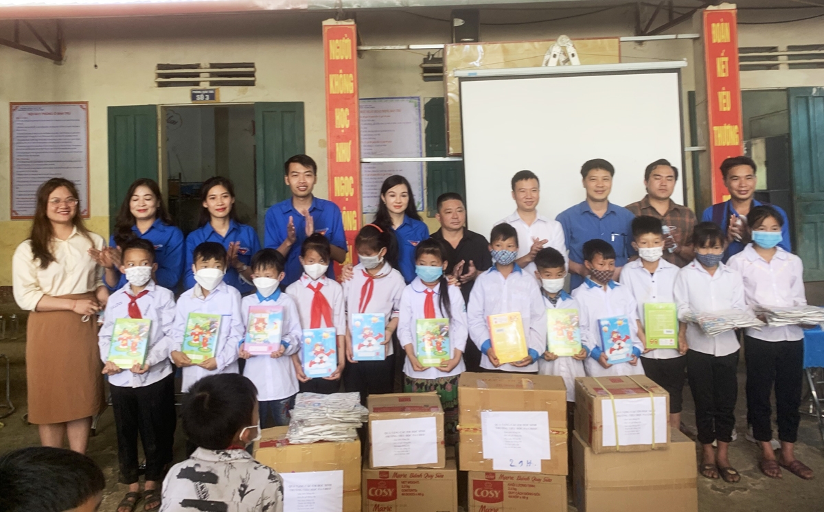 Đoàn viên thanh niên Báo Dân tộc và Phát triển tặng quà cho học sinh tại Trường PTDT Bán trú Tiểu học Pa Cheo