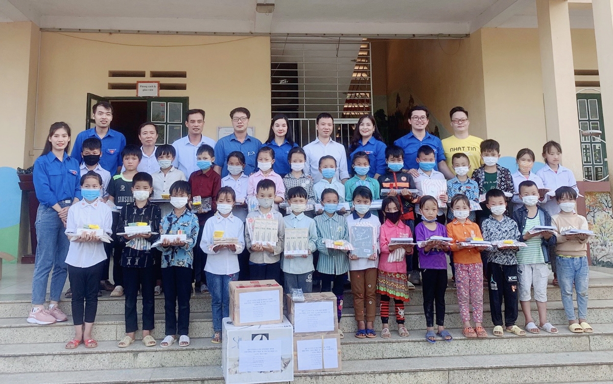 Đoàn viên thanh niên Báo Dân tộc và Phát triển tặng quà cho học sinh tại Trường PTDT Bán trú Tiểu học Sàng Ma Sáo