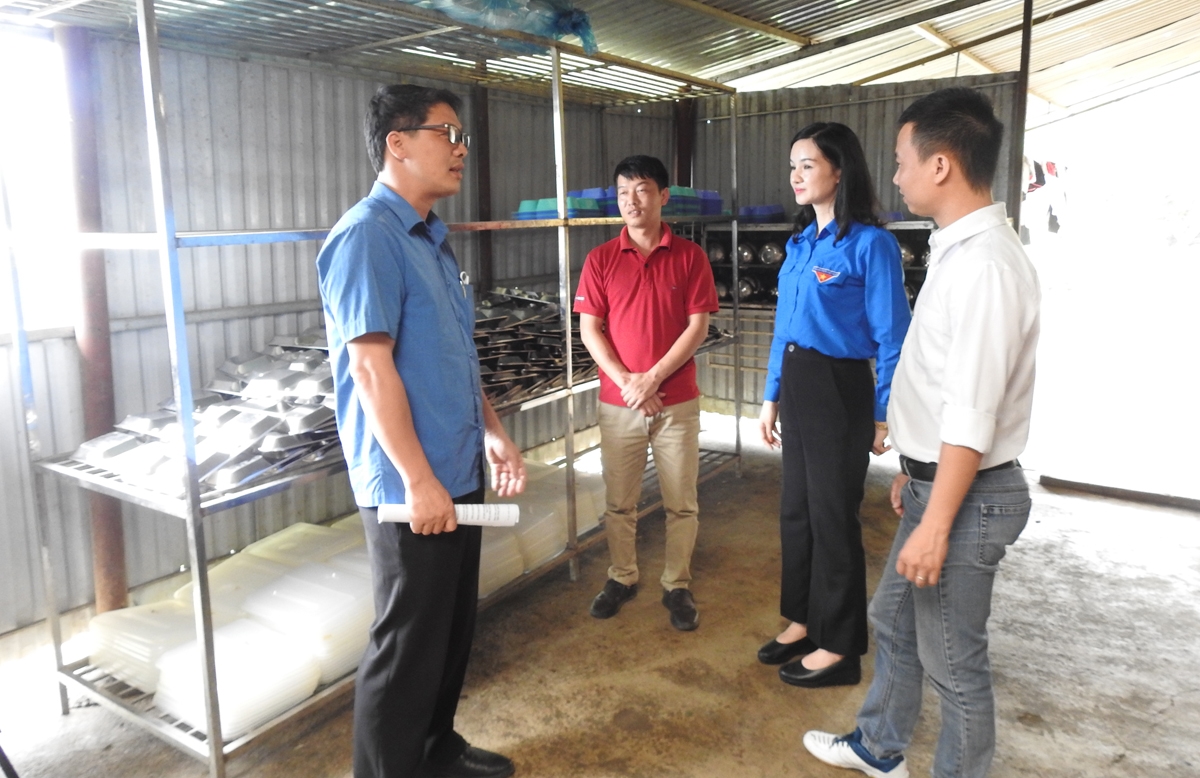 Thầy Ngô Văn Lạng, Phó Trưởng Phòng Giáo dục huyện Bát Xát và Đoàn viên Thanh niên Báo thăm khu nấu ăn của học sinh bán trú