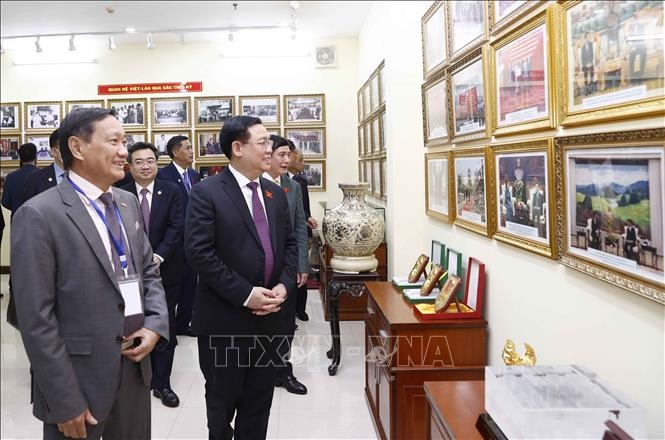 Chủ tịch Quốc hội Vương Đình Huệ thăm Phòng truyền thống của Đại sứ quán. 