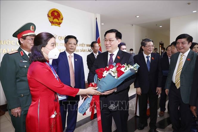 Cán bộ, nhân viên Đại sứ quán Việt Nam tại Lào tặng hoa đón Chủ tịch Quốc hội Vương Đình Huệ. (Ảnh: TTXVN)