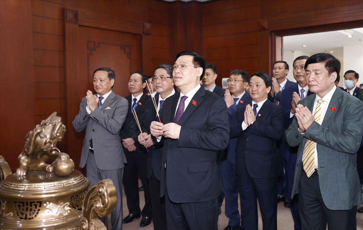 Chủ tịch Quốc hội Vương Đình Huệ và các đại biểu dâng hương tưởng niệm Chủ tịch Hồ Chí Minh. 