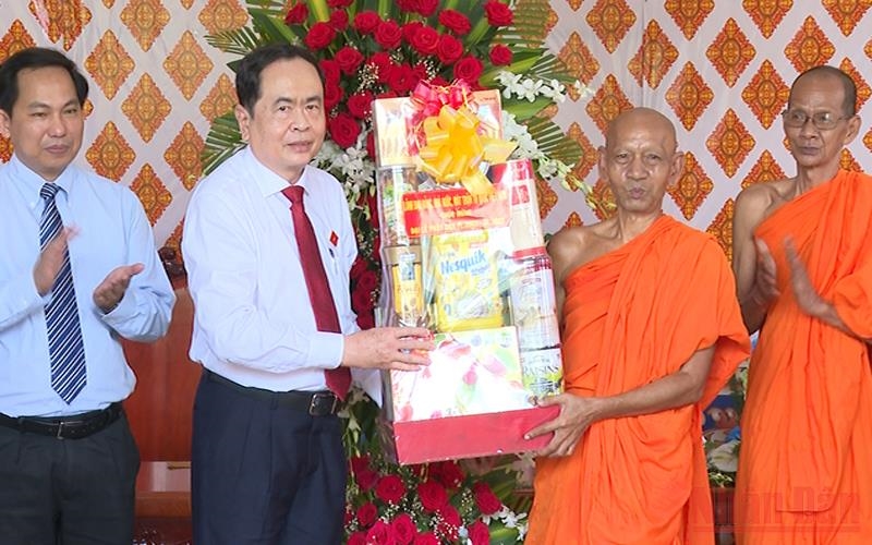 Phó Chủ tịch Thường trực Quốc hội Trần Thanh Mẫn tặng quà Ban trị sự Giáo hội Phật giáo Việt Nam TP. Cần Thơ.