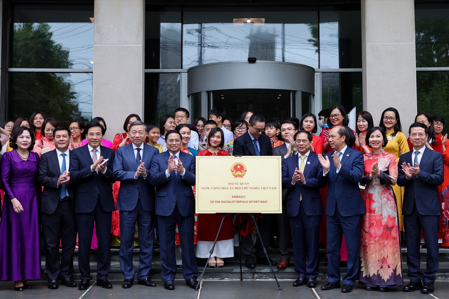 Thủ tướng Phạm Minh Chính đã gắn biển trụ sở mới Đại sứ quán Việt Nam tại Hoa Kỳ - Ảnh: VGP/Nhật Bắc