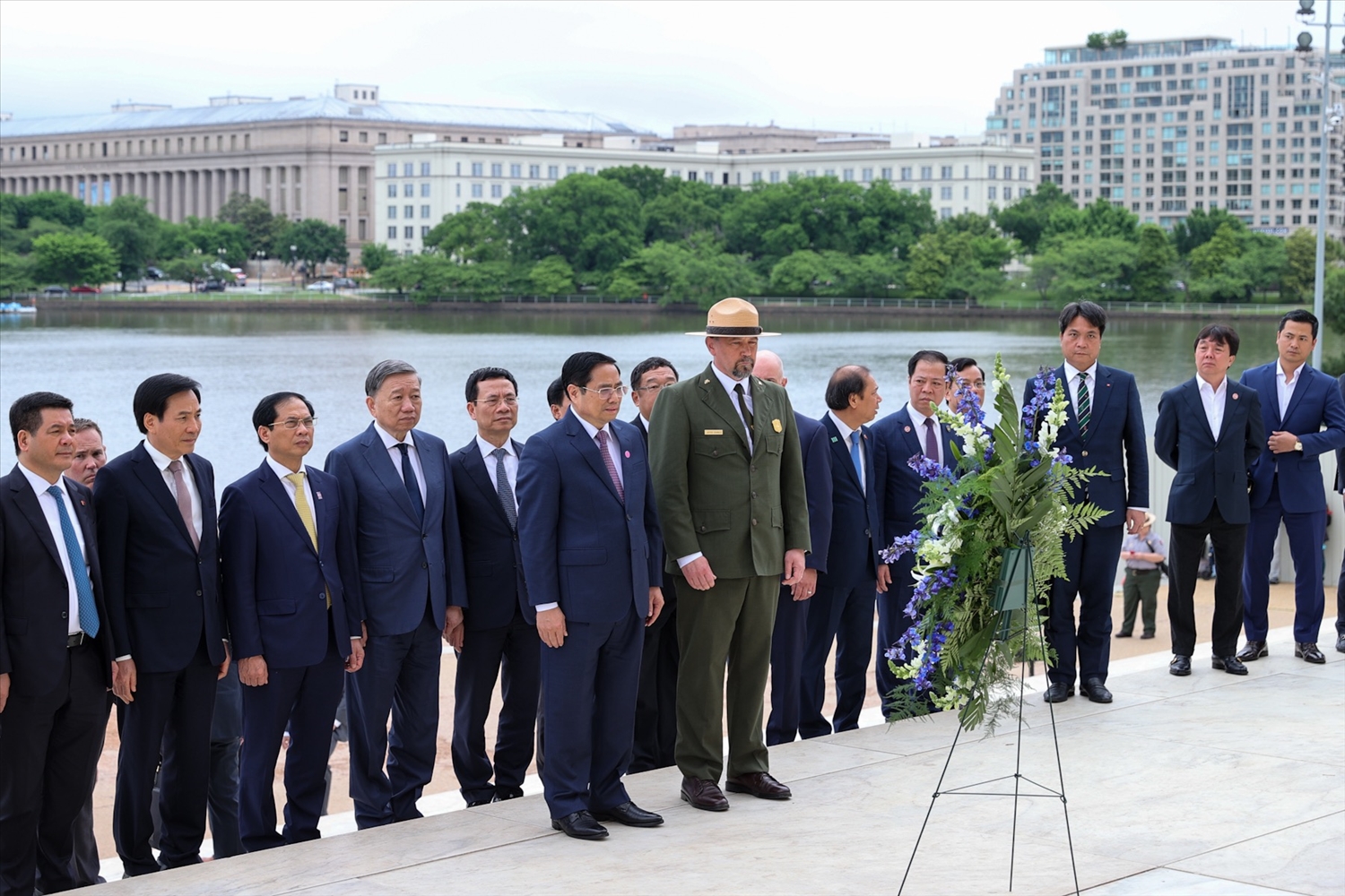 Thủ tướng Phạm Minh Chính đặt hoa tại Đài tưởng niệm Tổng thống Thomas Jefferson – vị Tổng thống thứ 3 của Hoa Kỳ - Ảnh: VGP/Nhật Bắc