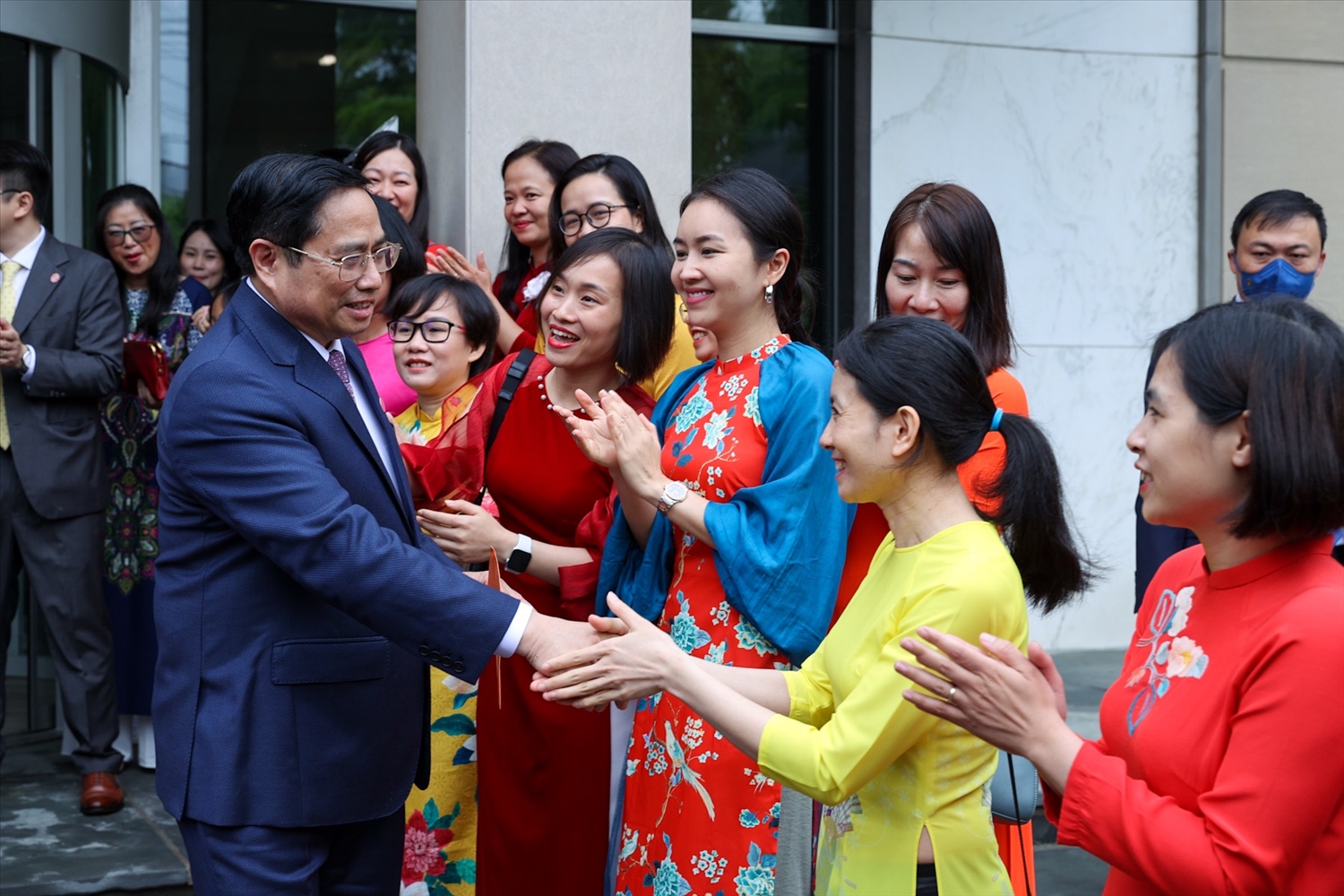 Thủ tướng Phạm Minh Chính động viên cán bộ, nhân viên Đại sứ quán Việt Nam tại Hoa Kỳ - Ảnh: VGP/Nhật Bắc