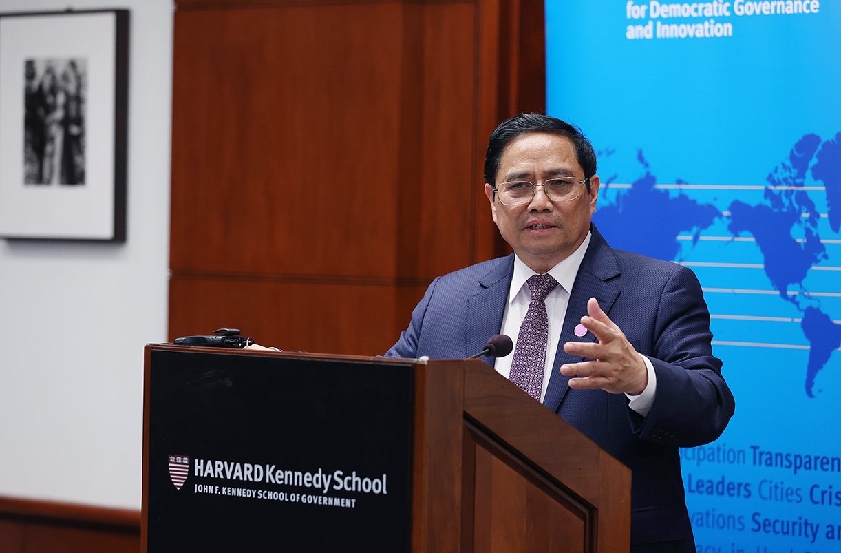 Kết thúc bài phát biểu, Thủ tướng đánh giá cao kết quả hoạt động của Đại học Fulbright và Chương trình Lãnh đạo quản lý cấp cao (VELP) do Đại học Harvard và các cơ quan Chính phủ Việt Nam phối hợp triển khai _ Ảnh: VGP