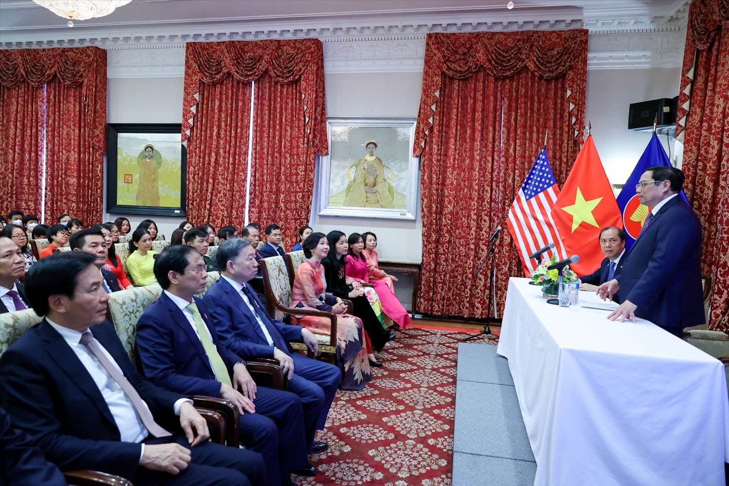 Thủ tướng mong muốn Đại sứ quán Việt Nam tại Hoa Kỳ và các cơ quan đại diện trực thuộc Đại sứ quán tiếp tục xây dựng, quảng bá hình ảnh để bạn bè thế giới và Hoa Kỳ ngày càng trân trọng, quý mến đất nước, con người Việt Nam - Ảnh: VGP/Nhật Bắc