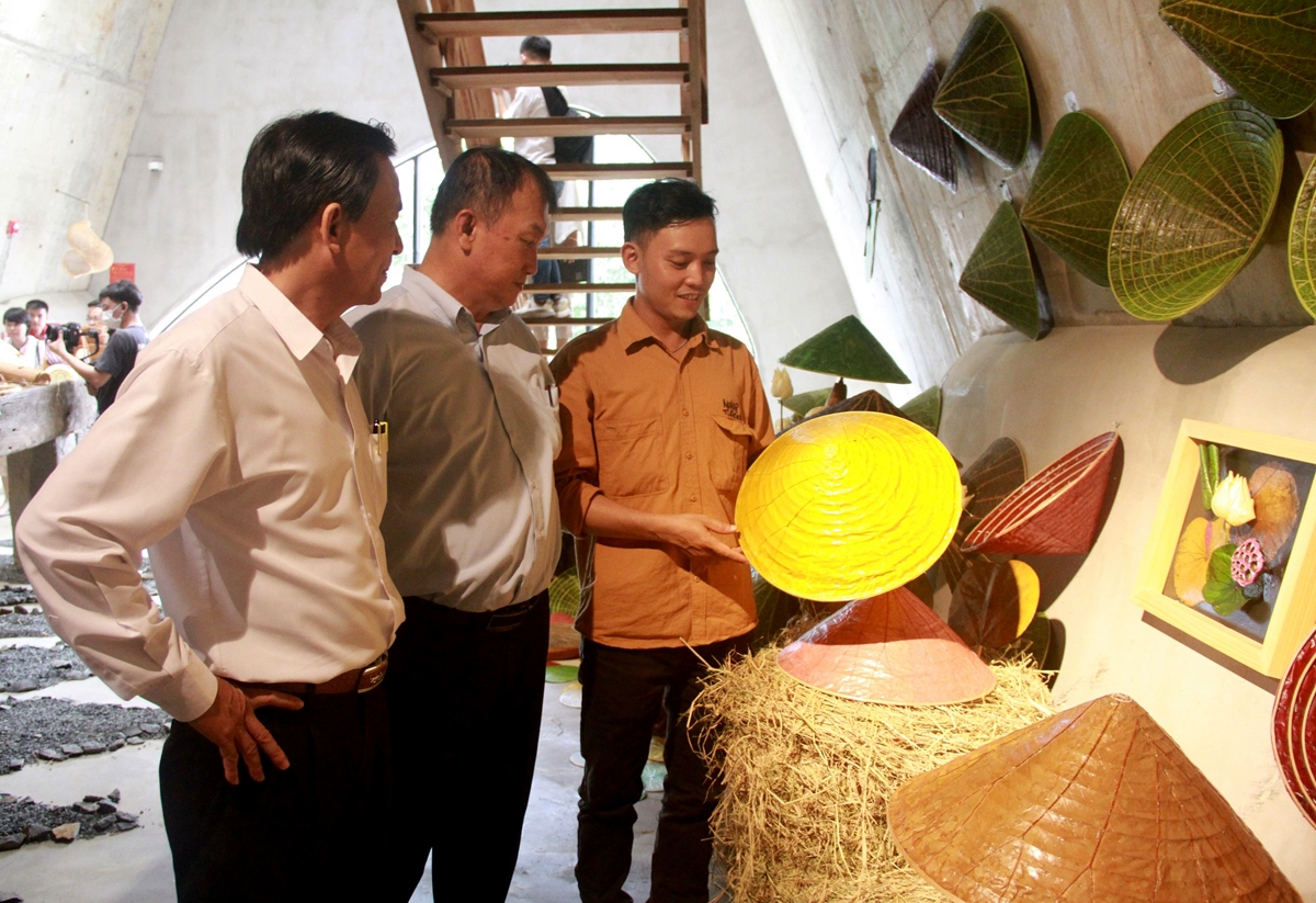 Họa sĩ Nguyễn Thanh Thảo đến từ Huế giới thiệu bộ sưu tập nón lá sen và một số sản phẩm từ sen