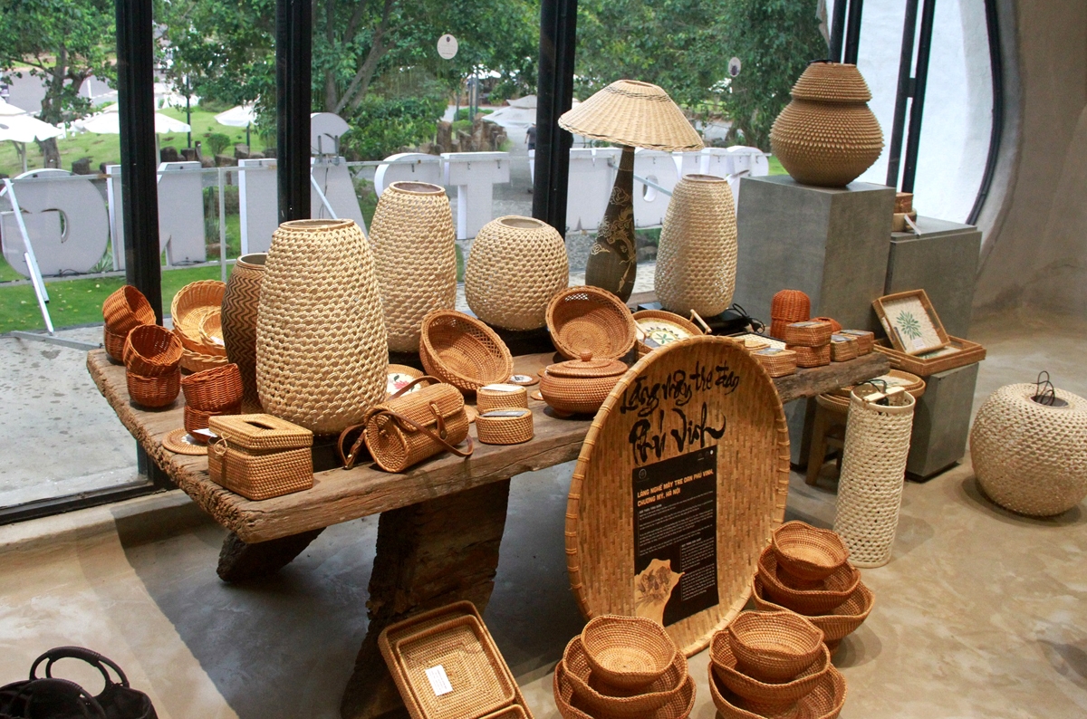 Góc trưng bày sản phẩm mây tre đan của làng nghề Phú Vinh, Hà Nội