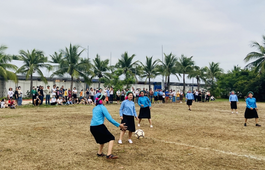 Trận đấu bóng đá nữ của dân tộc Sán Chỉ (Bình Liêu) với trang phục dân tộc cũng là một trong chuỗi các hoạt động tổ chức của chương trình