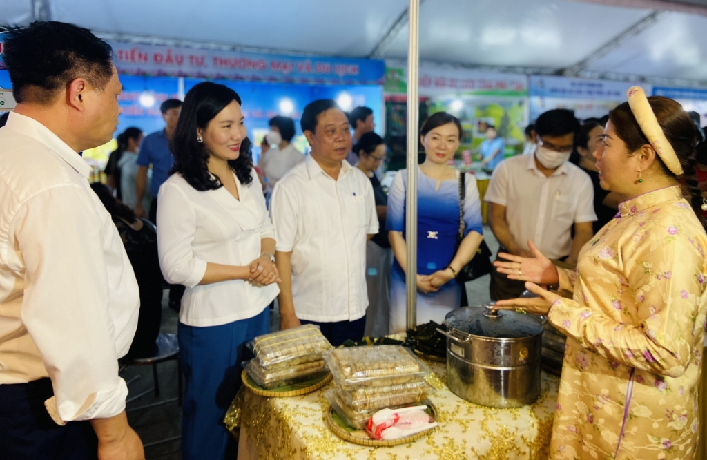Các nghệ nhân ưu tú ẩm thực Việt Nam giới thiệu những món ăn đến với các đại biểu ngay tại Lễ khai mạc