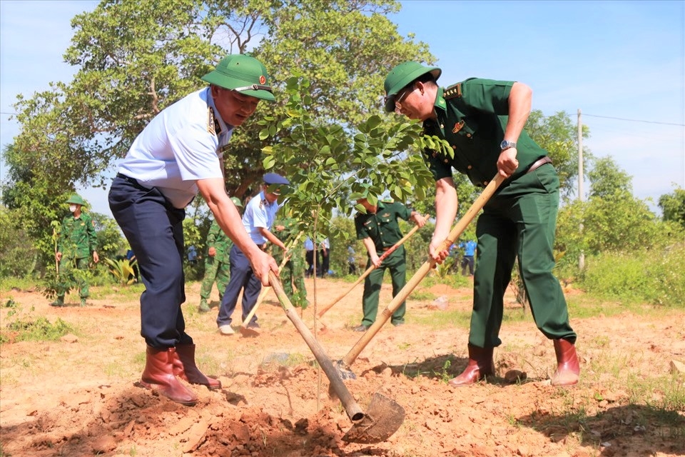Lãnh đạo Cục Quản lý thị trường tỉnh Đắk Lắk và Bộ đội biên phòng tỉnh Đắk Lắk cùng nhau trồng cây xanh góp phần bảo vệ môi trường. Ảnh: BLĐ
