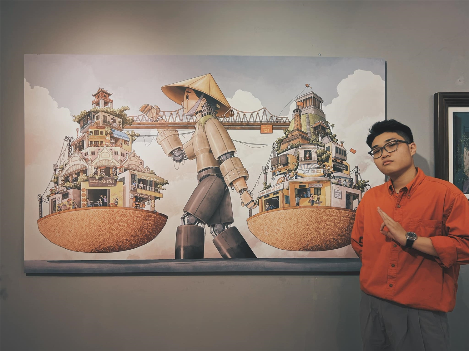 Tác giả đặng Thái Tuấn bên bức tranh (Ảnh tác giả cung cấp)