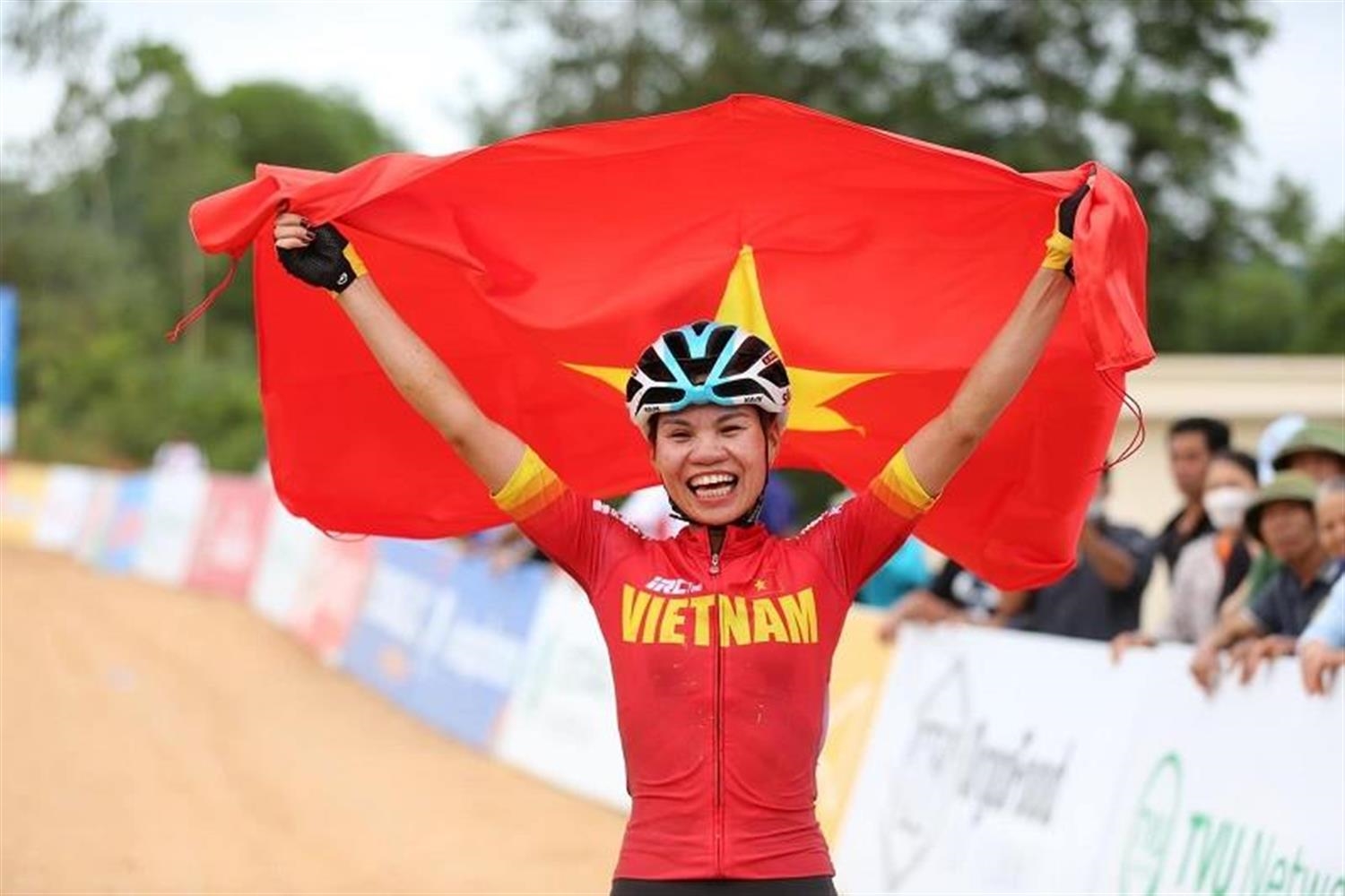 Đinh Thị Như Quỳnh bảo vệ thành công tấm Huy chương Vàng nội dung xe đạp địa hình băng đồng nữ Olympic. (Ảnh BTC)