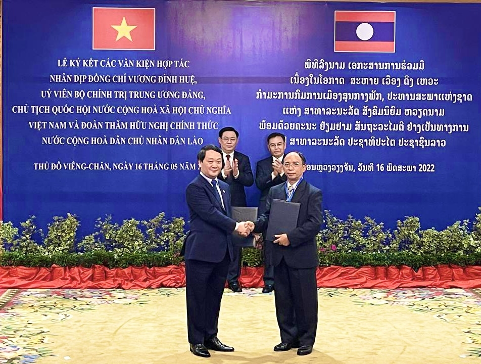 Chủ tịch Quốc hội hai nước chứng kiến Lễ trao Thỏa thuận hợp tác giữa Ủy ban Dân tộc Chính phủ Việt Nam và Ủy ban Trung ương Mặt trận Lào xây dựng đất nước. Ảnh: Quốc Thắng