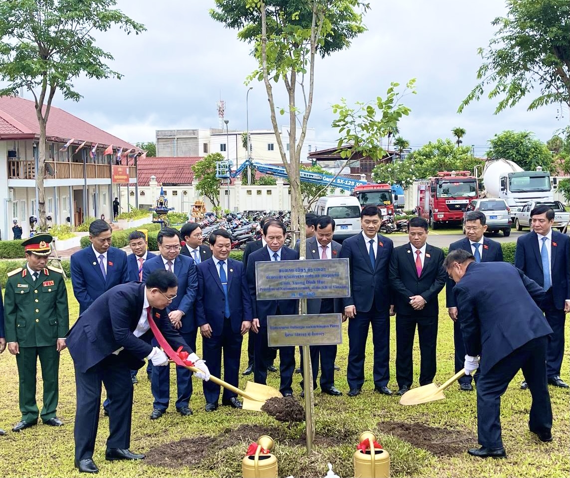 Chủ tịch Quốc hội hai nước trồng cây lưu niệm trong khuôn viên Nhà Quốc hội Lào. Ảnh: Quốc Thắng