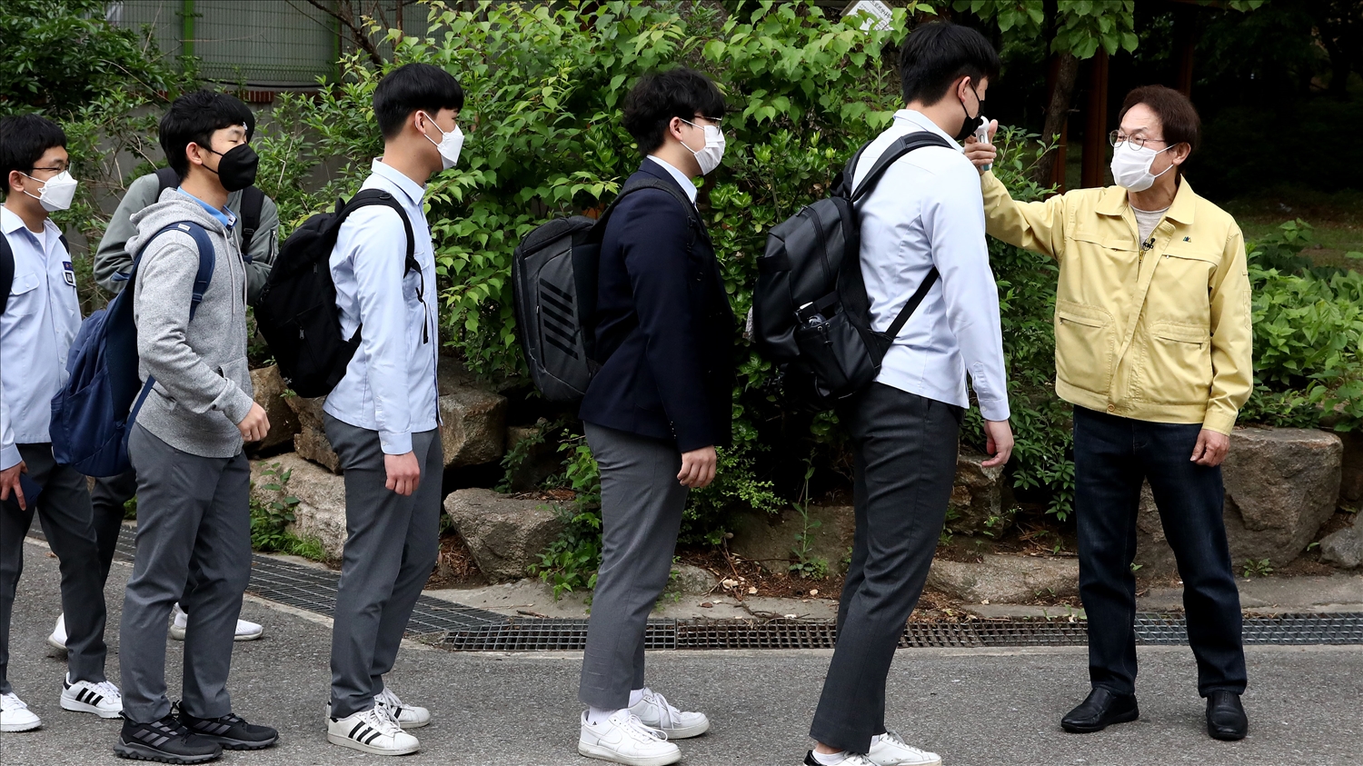 Học sinh Hàn Quốc kiểm tra thân nhiệt trước khi vào phòng thi (ảnh ST)
