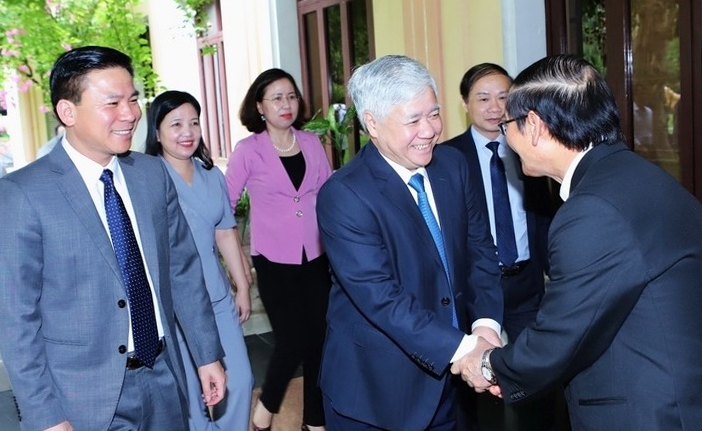 Chủ tịch Ủy ban Trung ương MTTQ Việt Nam Đỗ Văn Chiến đến thăm Tòa Giám mục Thanh Hóa.( Ảnh: Minh Hiếu)