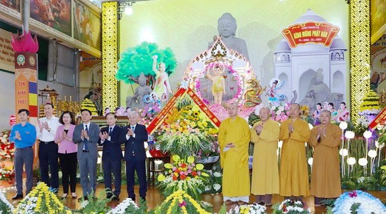 Chủ tịch Ủy ban Trung ương MTTQ Việt Nam Đỗ Văn Chiến tặng hoa chúc mừng Ban trị sự Giáo hội Phật giáo Việt Nam tỉnh Thanh Hóa nhân Đại lễ Phật đản 2022. ( Ảnh: Minh Hiếu)