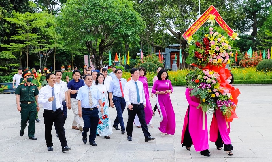 Đoàn đại biểu dự lễ vào dâng hoa, dâng hương tưởng niệm Chủ tịch Hồ Chí Minh