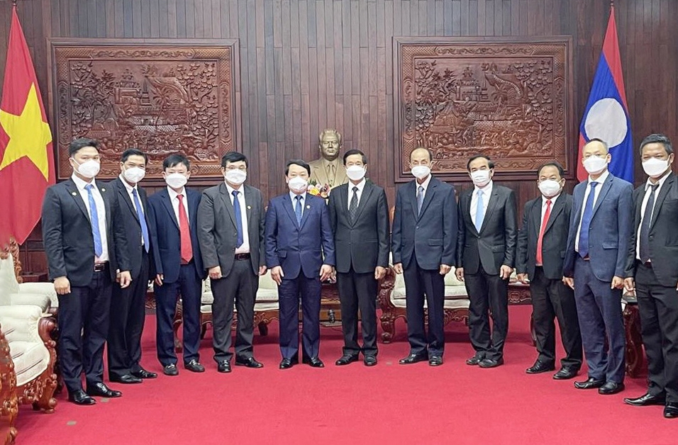 Bộ trưởng, Chủ nhiệm Ủy ban Dân tộc Hầu A Lềnh; Chủ tịch Ủy ban Trung ương Mặt trận Lào xây dựng đất nước và các đại biểu hai cơ quan chụp ảnh lưu niệm