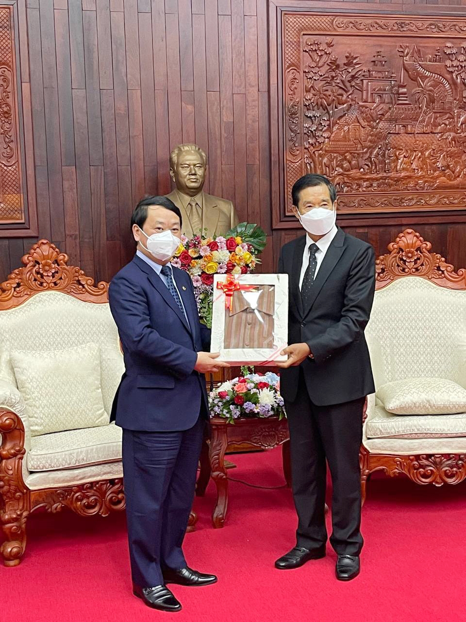 Chủ tịch Ủy ban Trung ương Mặt trận Lào tặng quà Bộ trưởng, Chủ nhiệm Ủy ban Dân tộc Hầu A Lềnh