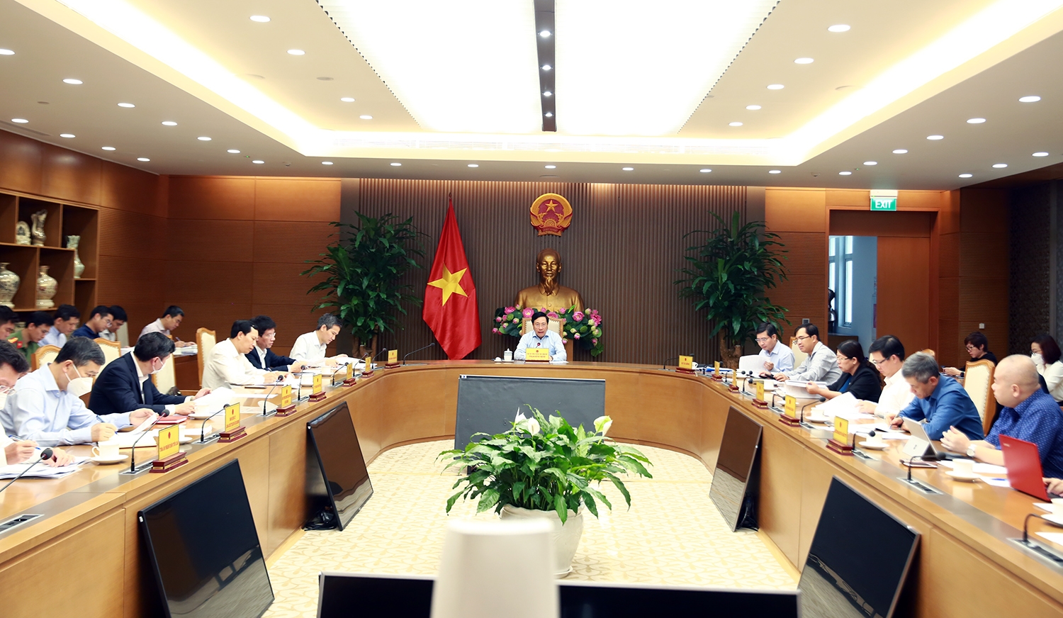 Phó Thủ tướng Thường trực Chính phủ Phạm Bình Minh chủ trì cuộc họp với 9 bộ, ngành có tốc độ giải ngâm chậm hơn so với mặt chung cả nước - Ảnh: VGP/Hải Minh