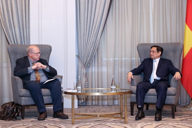 Thủ tướng Phạm Minh Chính gặp ông John McAuliff, một người bạn lâu năm, thân thiết của Việt Nam. Ảnh VGP/Nhật Bắc