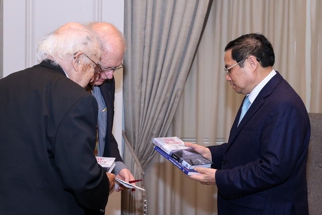 Ông John McAuliff và nhóm những người bạn Thủ tướng cuốn sách viết về Ký ức Chiến tranh. Ảnh VGP/Nhật Bắc