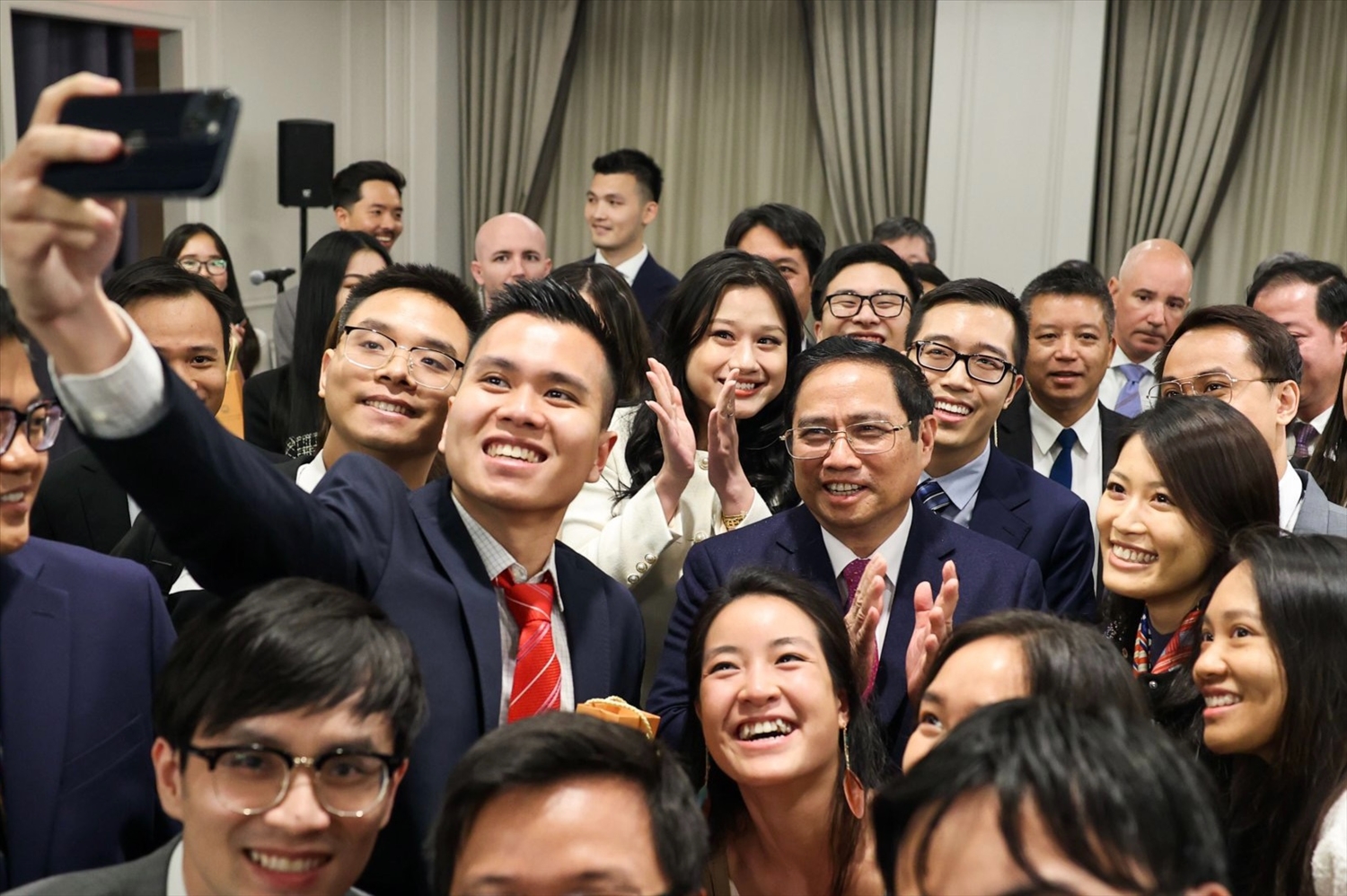 Thủ tướng Phạm Minh Chính và các thanh niên, sinh viên Việt Nam tại New York - Ảnh: VGP/Nhật Bắc