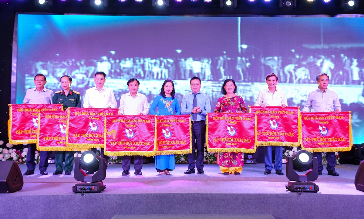 Lãnh đạo HNB Việt Nam tặng Cờ thi đua xuất sắccho các tập thể đạt thành tích xuất sắc trong công tác Hội năm 2021
