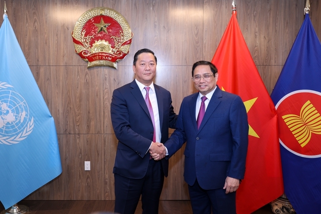 Thủ tướng Phạm Minh Chính và Tổng Giám đốc KKR Joseph Bae - Ảnh: VGP/Nhật Bắc