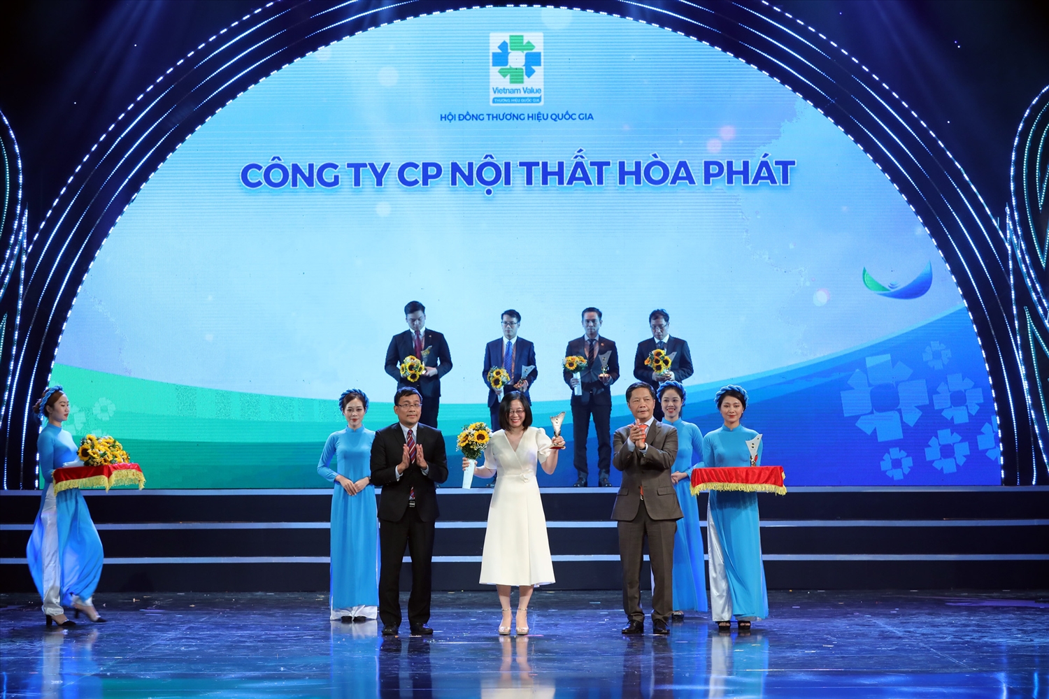Đại diện Nội thất Hòa Phát nhận danh hiệu Thương hiệu Quốc gia 2020. (Ảnh: hoaphat.com).
