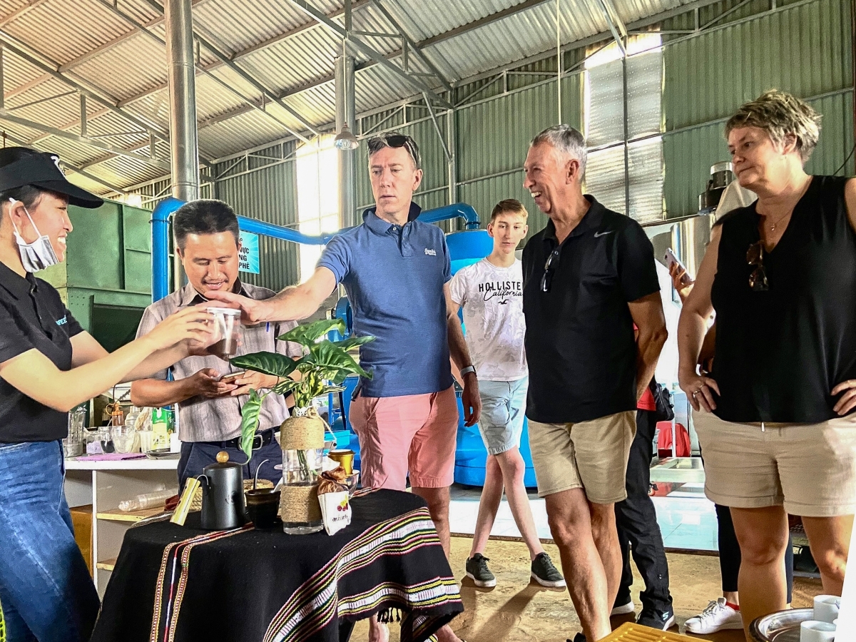 Đoàn khách từ châu Âu trải nghiệm tour du lịch cà phê ở Buôn Ma Thuột (Đắk Lắk)