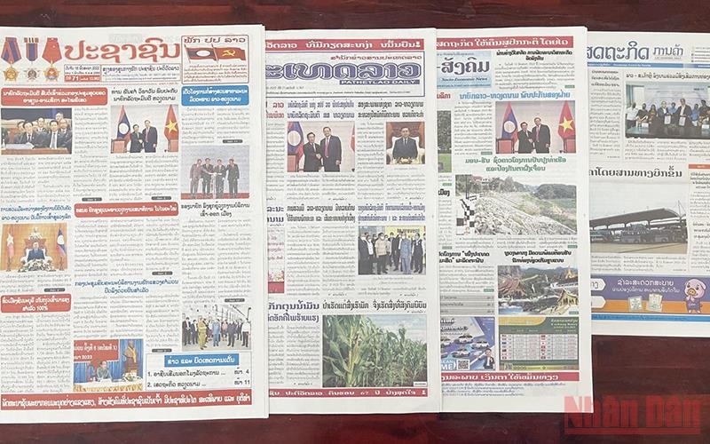 Các báo lớn của Lào ngày 16/5 đăng nhiều bài viết về hoạt động của Chủ tịch Quốc hội Vương Đình Huệ tại Lào. (Ảnh: DUY TOÀN)