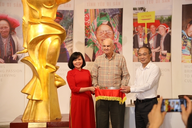 Nhà sưu tầm Mark Rapoport trao tặng tượng trưng hiện vật trong tổng số gần 500 hiện vật mà ông sưu tầm được về văn hóa và dân tộc thiểu số Việt Nam cho Bảo tàng Phụ nữ Việt Nam