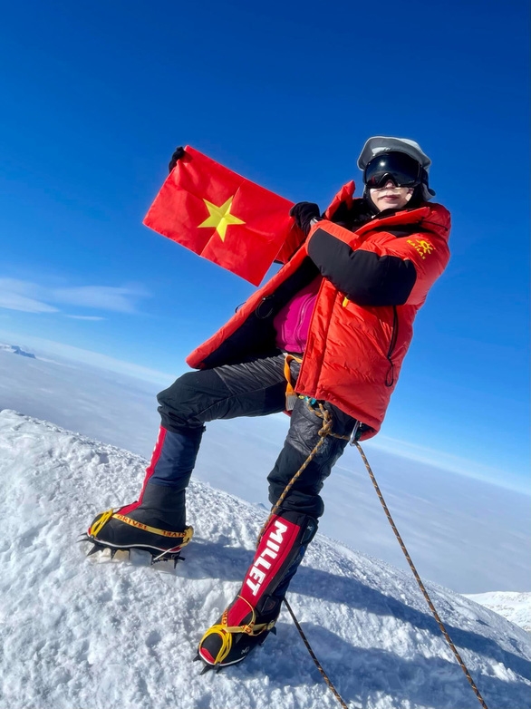 Thanh Nhã trên Vinson Mansif - đỉnh cao nhất châu Nam Cực đầu năm 2022 - Ảnh: Facebook nhân vật