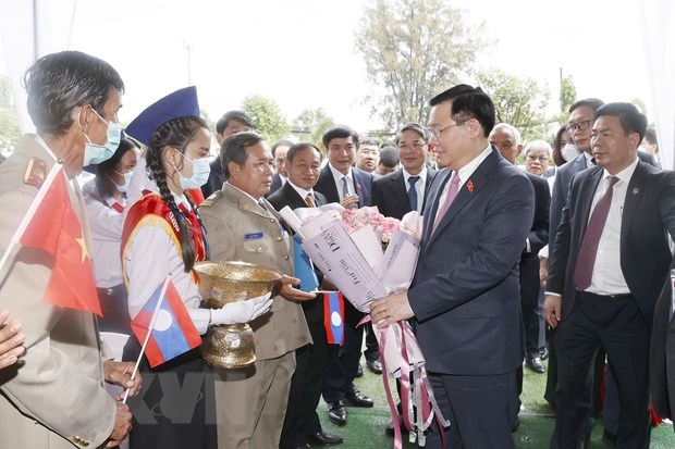Chủ tịch Quốc hội Vương Đình Huệ thăm Trường phổ thông Dân tộc nội trú tỉnh Champasak. (Ảnh: Doãn Tấn/TTXVN)