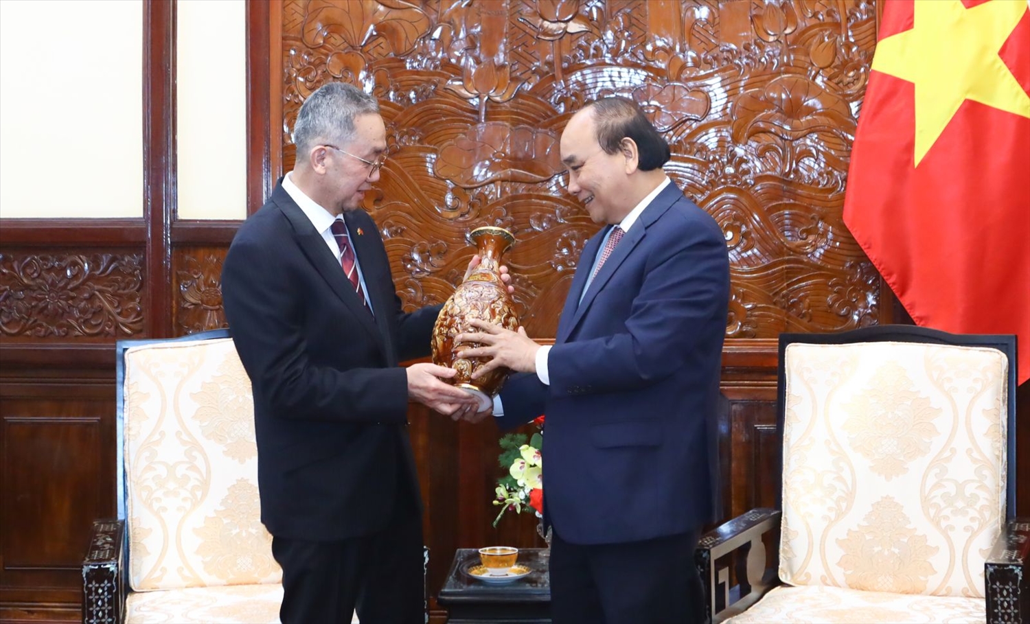 Chủ tịch nước Nguyễn Xuân Phúc tặng quà lưu niệm Đại sứ Brunei. Ảnh: VPCTN
