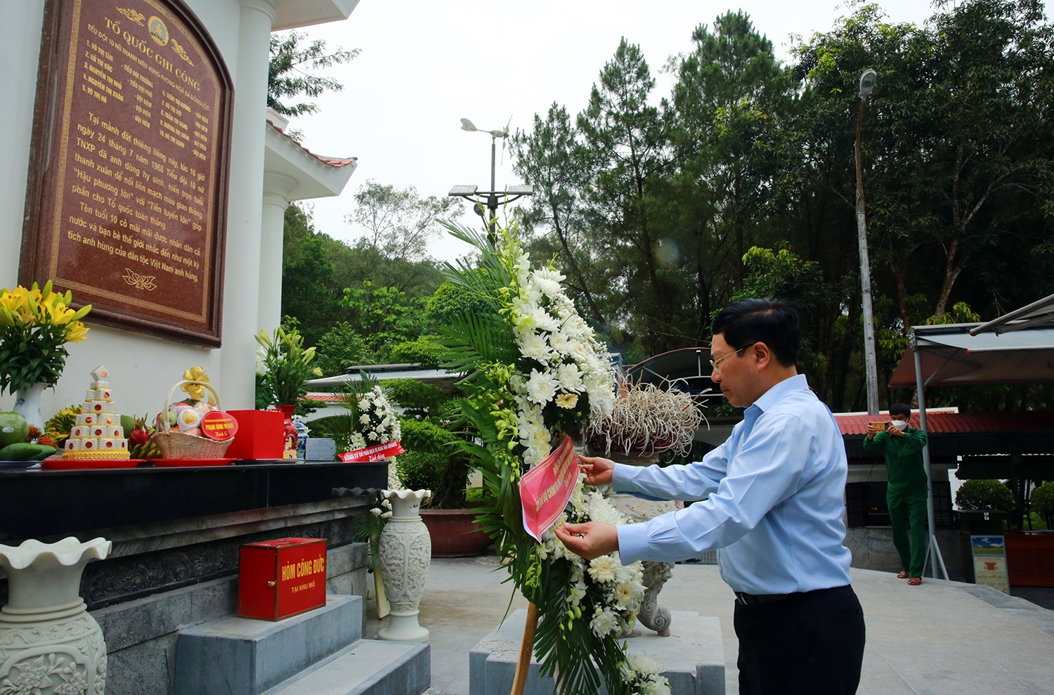 Phó Thủ tướng Thường trực Phạm Bình Minh đến dâng hương, dâng hoa tại Khu di tích Ngã ba Đồng Lộc - Ảnh: VGP/Hải Minh