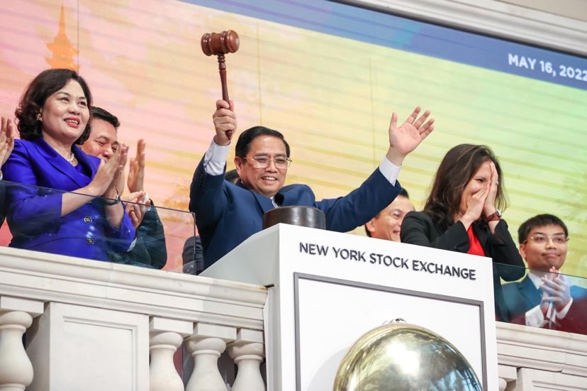Thủ tướng Chính phủ Phạm Minh Chính gõ búa kết thúc phiên giao dịch tại Sàn giao dịch chứng khoán New York (NYSE) ngày 16/5 theo giờ địa phương - Ảnh: VGP/Nhật Bắc