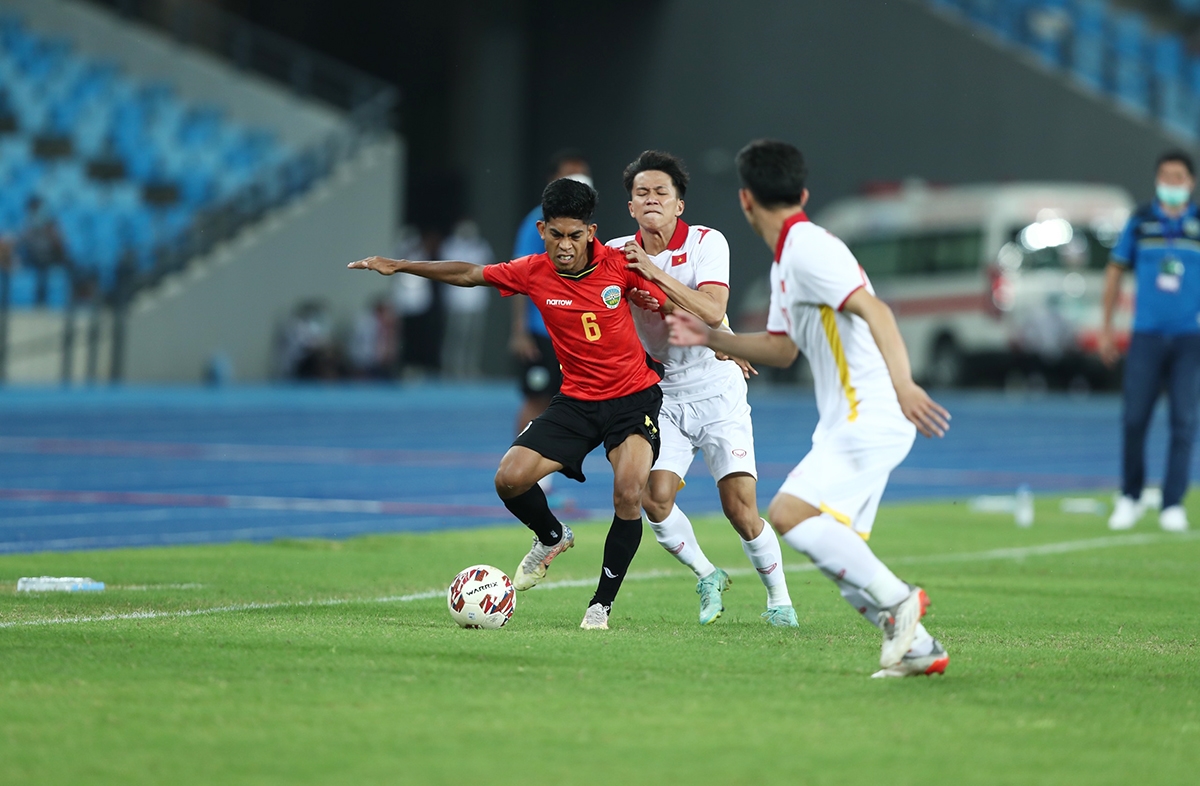Một Timor Leste (áo đỏ) ở "chiếu dưới" cũng gây khó được cho U23 Việt Nam