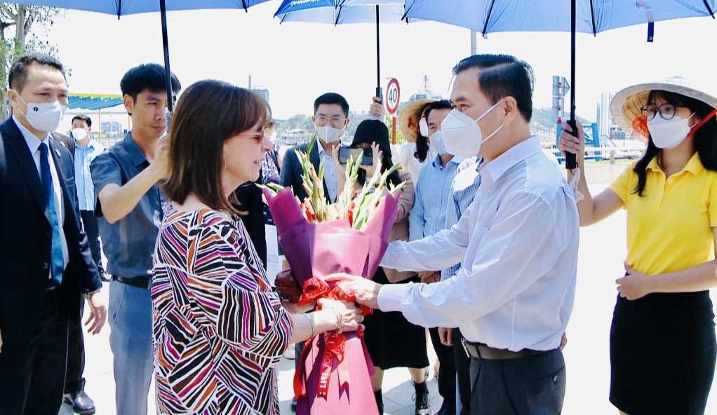 Phó Chủ tịch UBND tỉnh Quảng Ninh Bùi Văn Khắng tặng hoa, chào mừng Tổng thống Hy Lạp cùng Đoàn đại biểu cấp cao Hy Lạp đến tham quan Vịnh Hạ Long