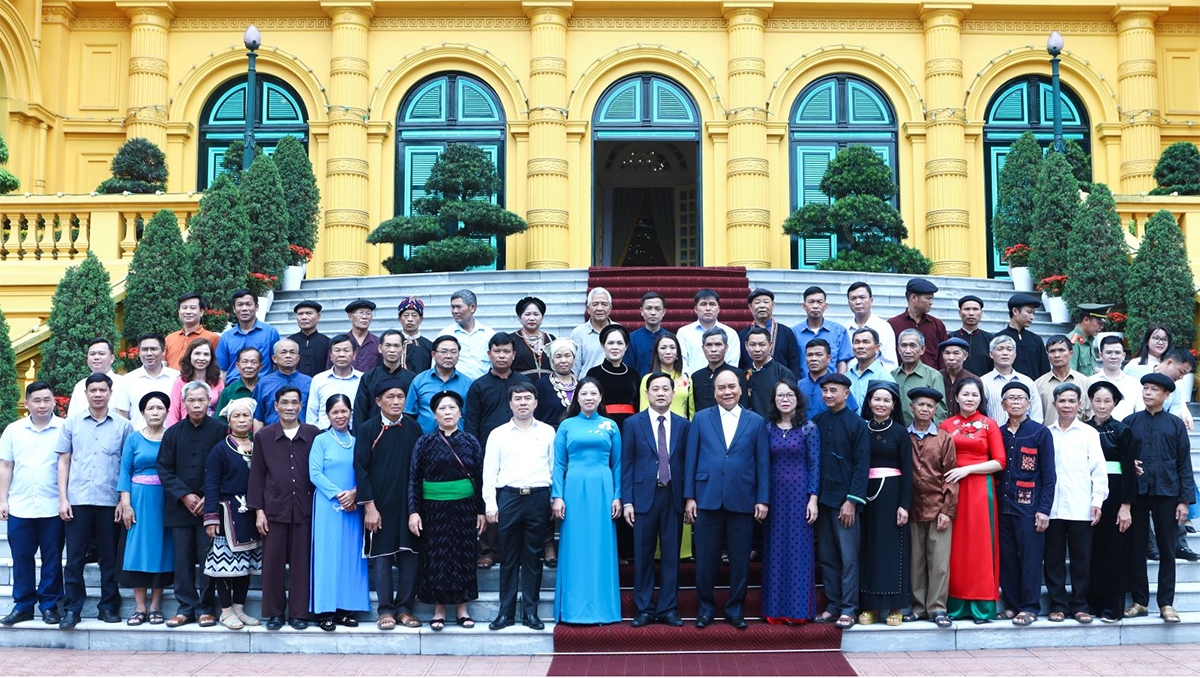 Chủ tịch nước Nguyễn Xuân Phúc chụp ảnh lưu niệm cùng Đoàn đại biểu Người có uy tín tỉnh Tuyên Quang