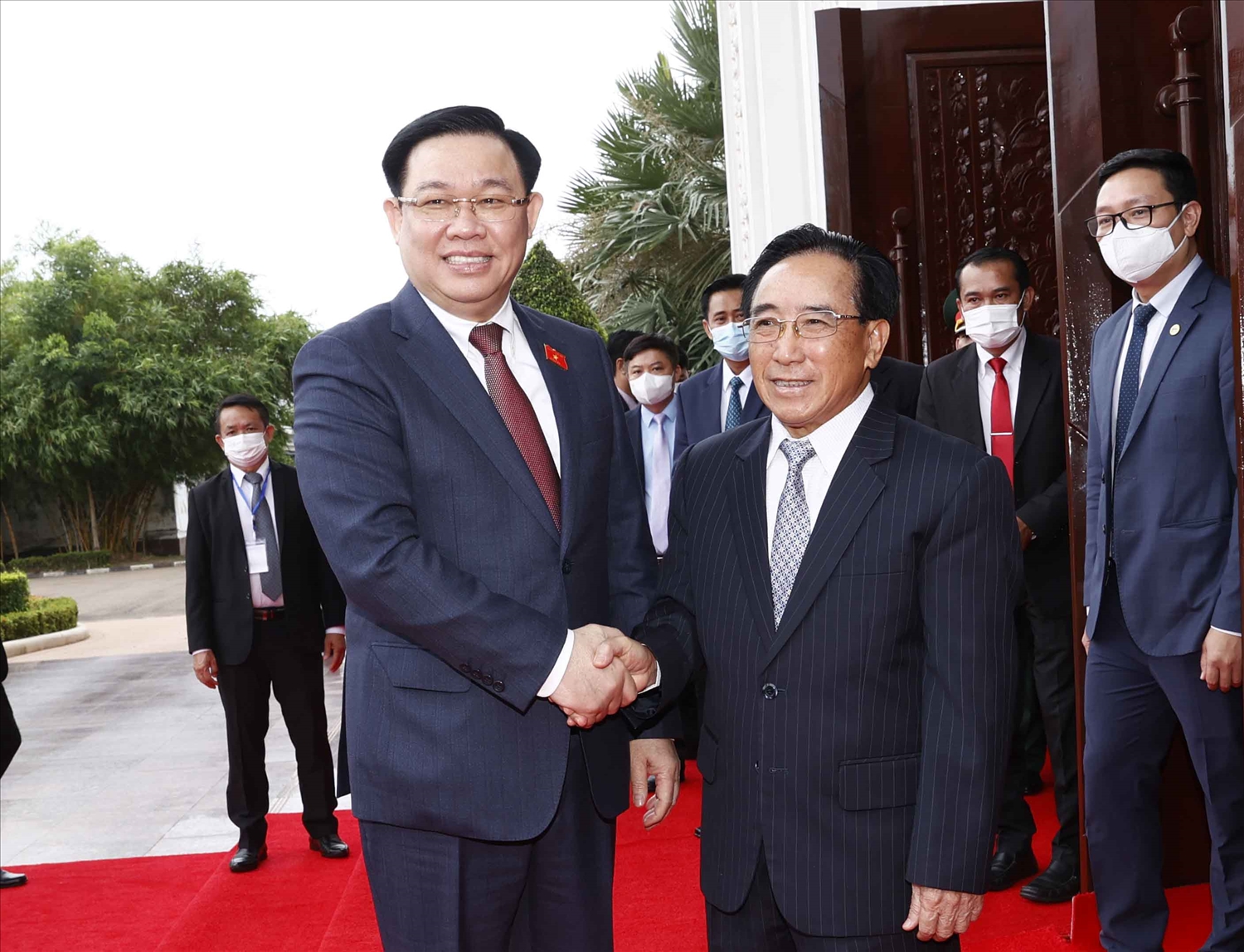 Chủ tịch Quốc hội Vương Đình Huệ hội kiến Thủ tướng Lào 2