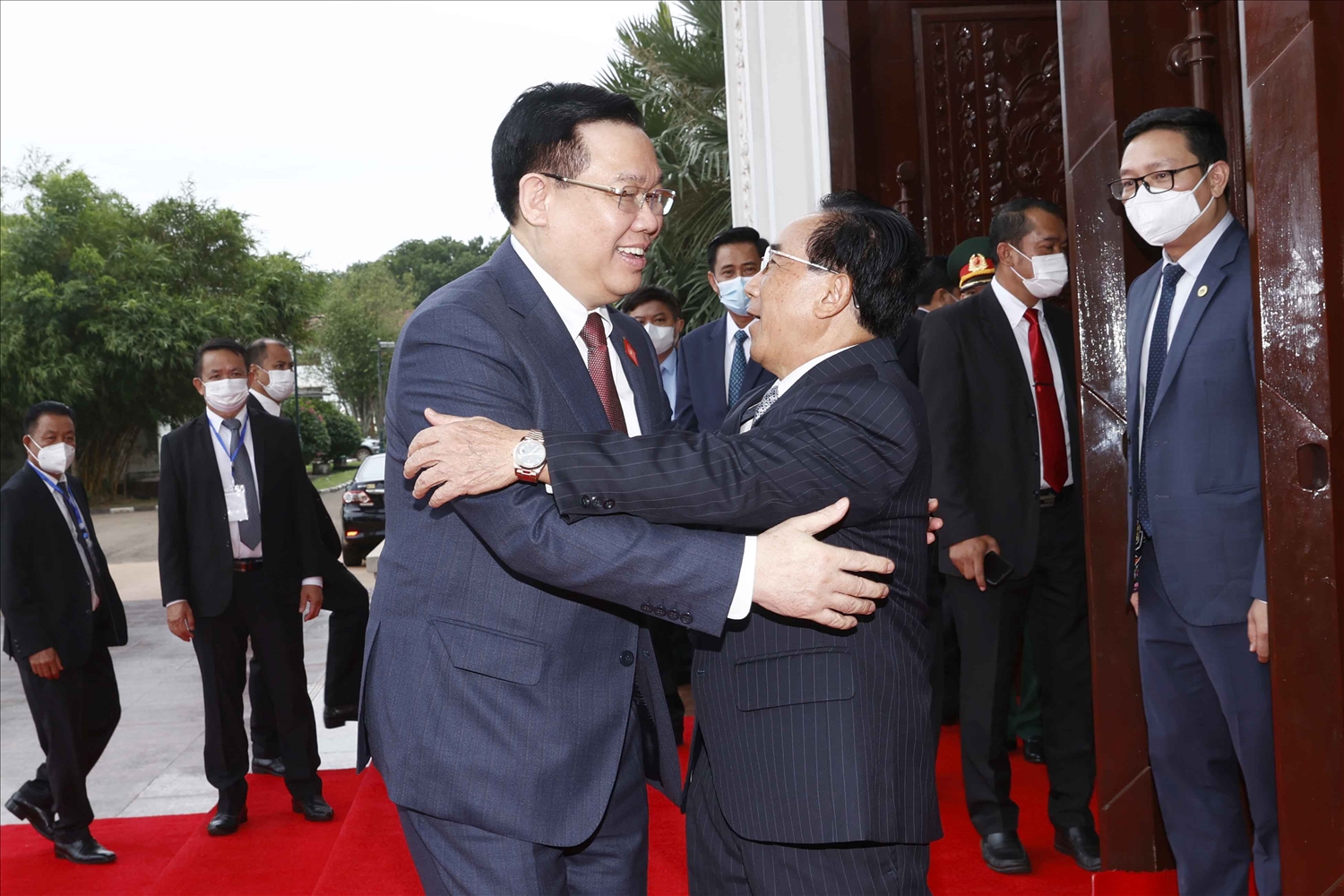 Chủ tịch Quốc hội Vương Đình Huệ hội kiến Thủ tướng Lào 3